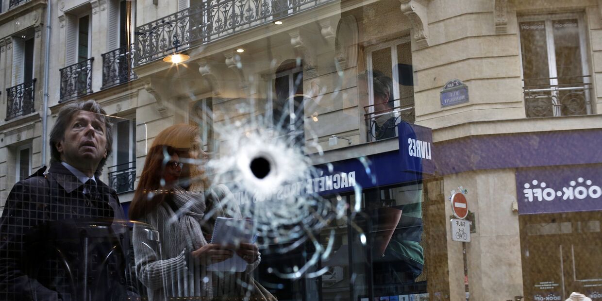 Пулевое отверстие на месте, где был застрелен сотрудниками полиции мужчина нападавший с ножом на прохожих в Париже