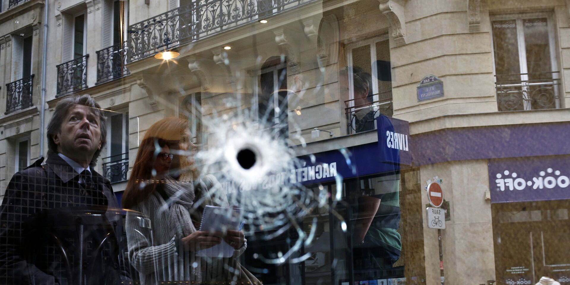 Пулевое отверстие на месте, где был застрелен сотрудниками полиции мужчина нападавший с ножом на прохожих в Париже - ИноСМИ, 1920, 20.12.2022