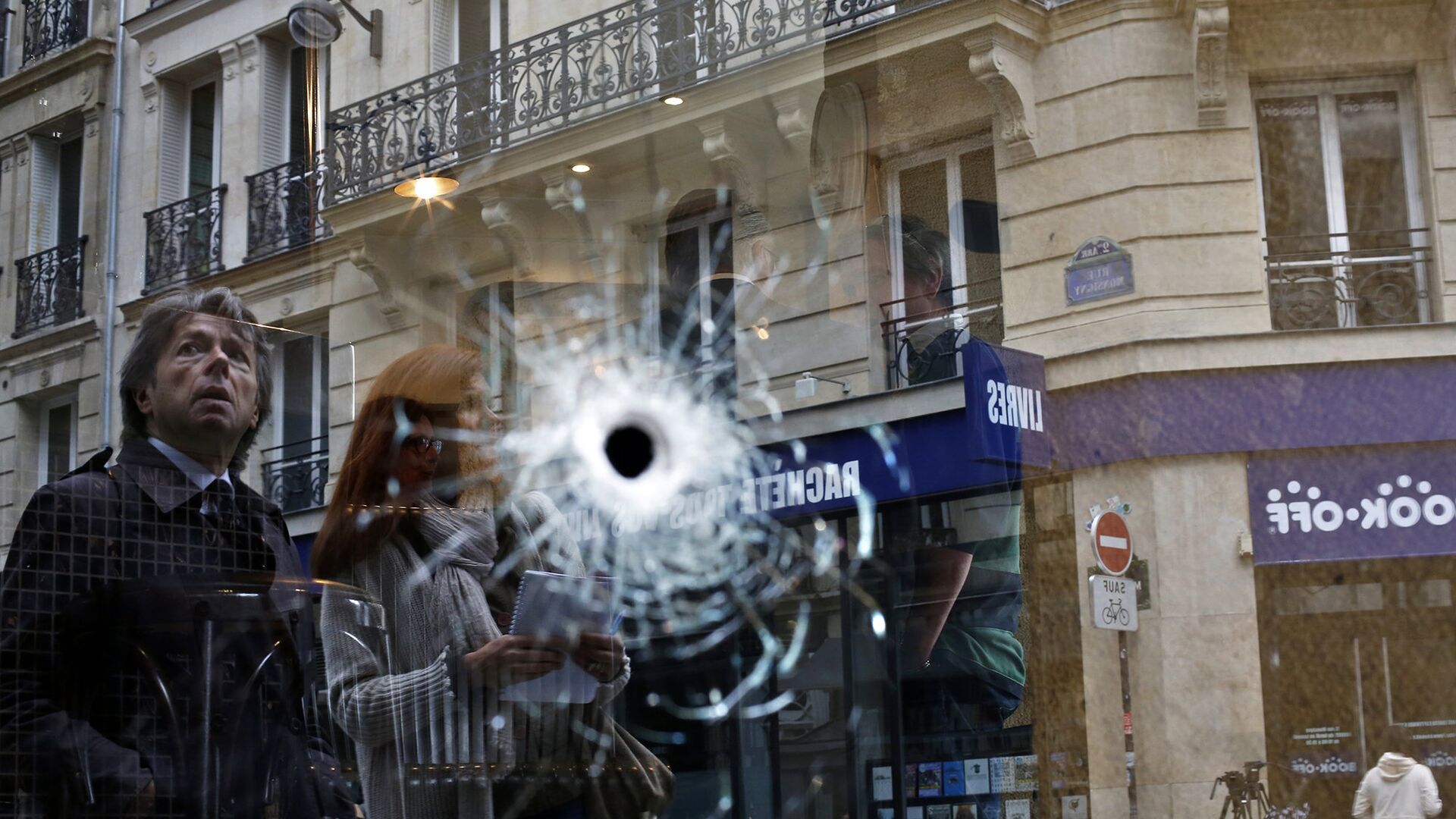 Пулевое отверстие на месте, где был застрелен сотрудниками полиции мужчина нападавший с ножом на прохожих в Париже - ИноСМИ, 1920, 20.12.2022