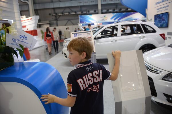 Мальчик у стенда автопроизводителя Lifan в павильоне III Российско-Китайского Экспо на Международной выставке Иннопром-2016 в Екатеринбурге Мальчик у стенда автопроизводителя Lifan в павильоне III Российско-Китайского Экспо на Международной выставке Иннопром-2016 в Екатеринбурге