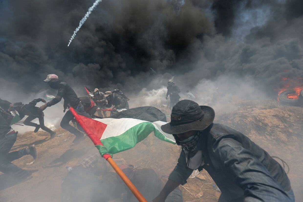 Палестинские демонстранты во время акции протеста против переноса посольства США в Иерусалим