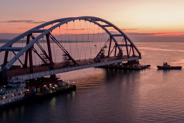 Установка автодорожной арки Крымского моста