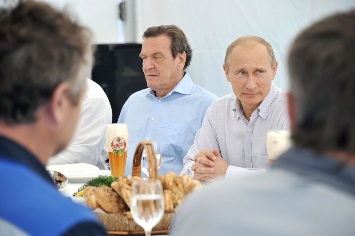 Владимир Путин и экс-канцлер ФРГ Герхард Шредер во время поездки в Северо-Западный федеральный округ