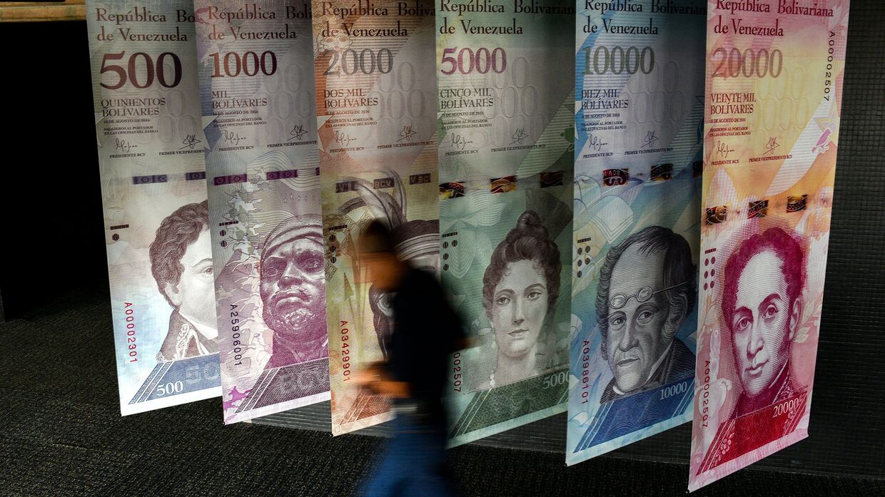 Баннеры с изображением валюты Венесуэлы в Каракасе