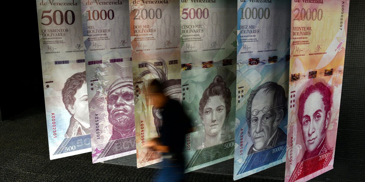 Баннеры с изображением валюты Венесуэлы в Каракасе