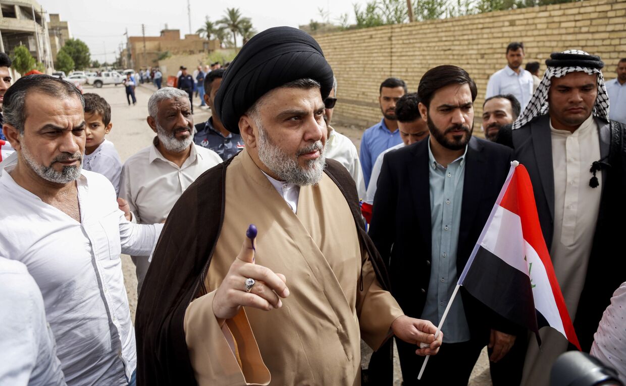 Иракский политик Муктада ас-Садр после голосования на выборах в парламент Ирака в городе Наджаф. 12 мая 2018