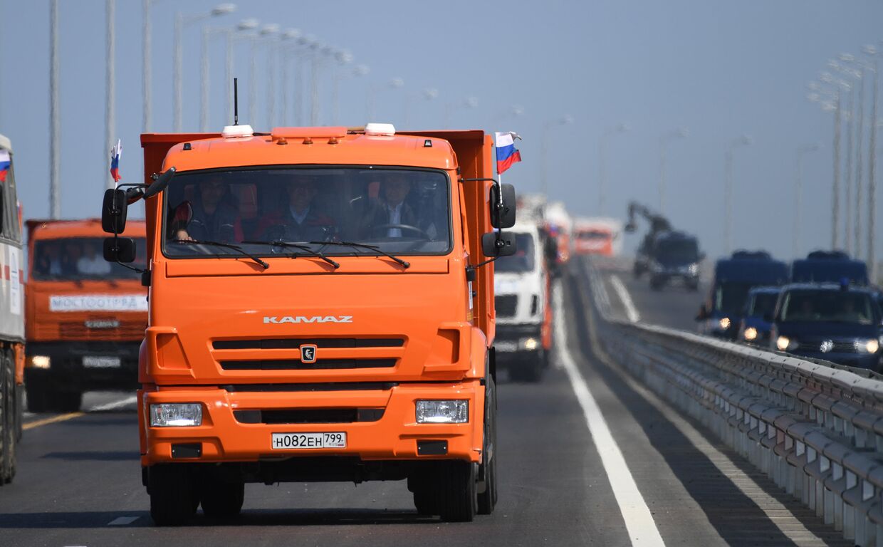 Президент РФ Владимир Путин за рулем автомобиля КамАЗ во время открытия автомобильной части Крымского моста. 15 мая 2018
