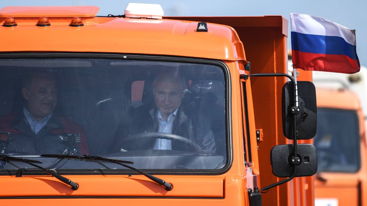Президент РФ Владимир Путин за рулем автомобиля КамАЗ во время открытия Крымского моста