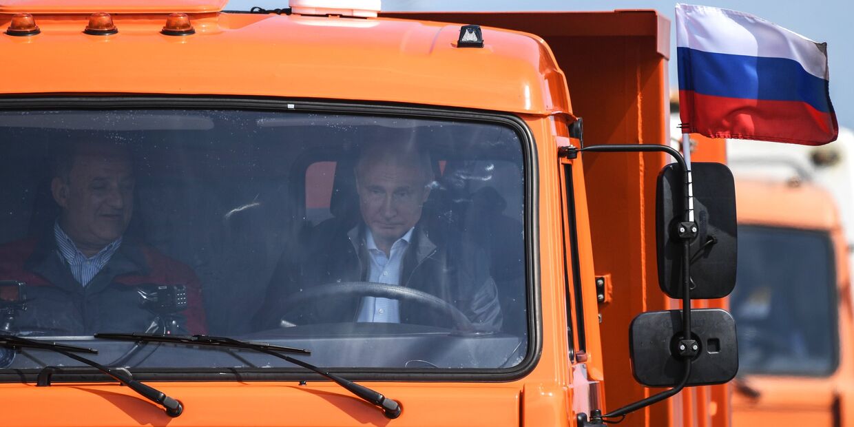 Президент РФ Владимир Путин за рулем автомобиля КамАЗ во время открытия Крымского моста
