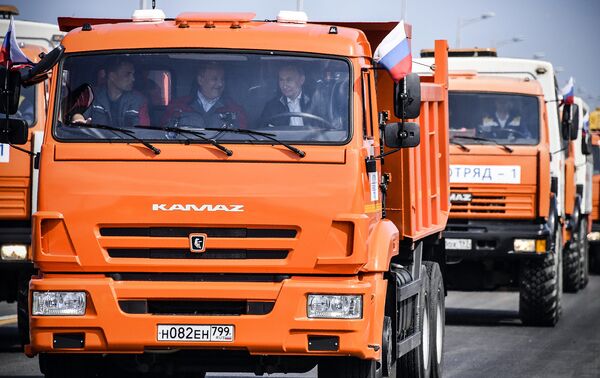 Президент РФ Владимир Путин за рулем головной автомашины «Камаз» Президент РФ Владимир Путин за рулем головной автомашины «Камаз»