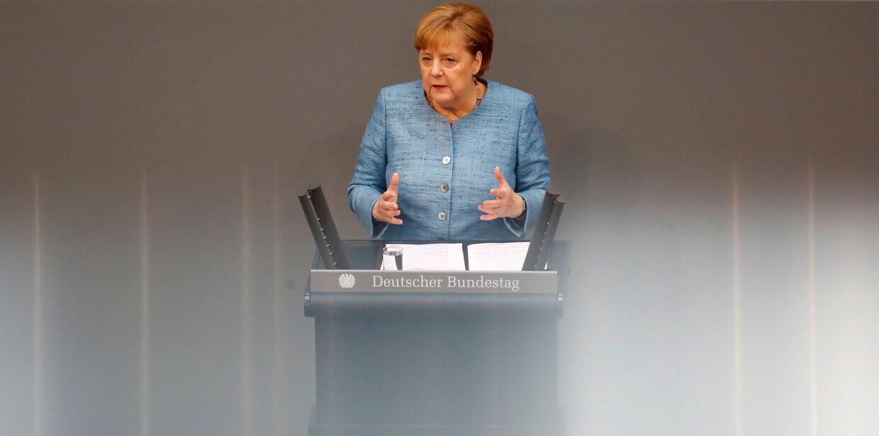 Канцлер Германии Ангела Меркель выступает в нижней палате парламента Бундестага