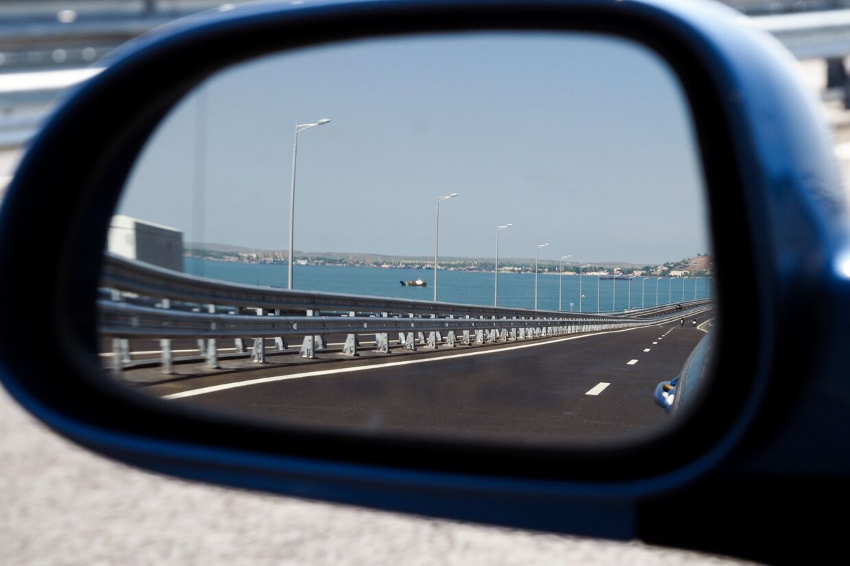 Крымский мост в отражение в зеркале автомобиля