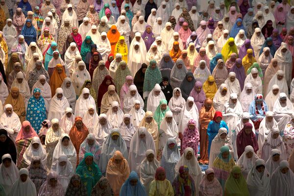 Мусульмане совершают молитву в первый день священного месяца Рамадан в мечети Аль-Акбар в Индонезии