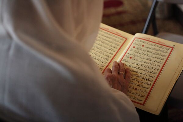 Мусульманка в культурном центре Eyup Sultan во время Рамадана