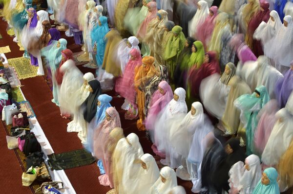 Индонезийские мусульмане молятся в первую ночь Рамадана