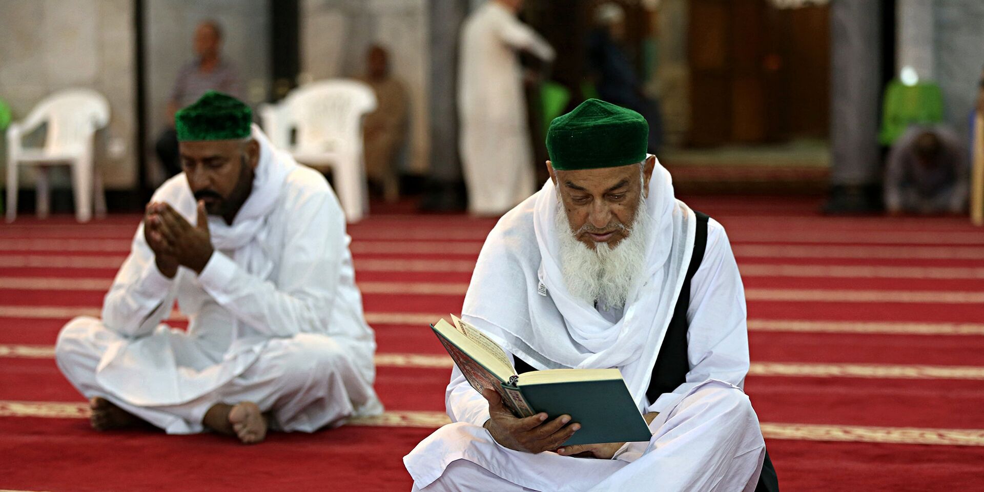Мусульмане читают Коран в мечети Абдул-Кадир Аль-Гайлани в Багдаде - ИноСМИ, 1920, 29.06.2023