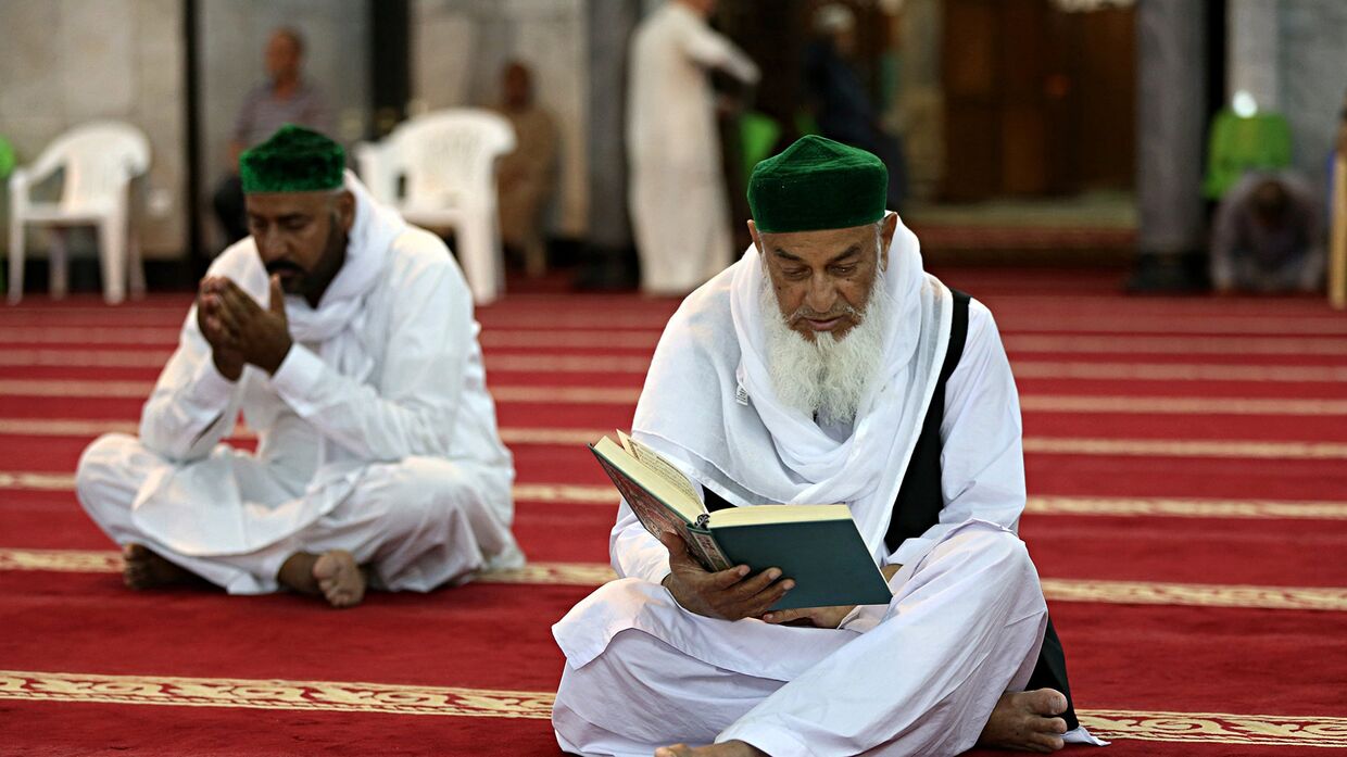 Мусульмане читают Коран в мечети Абдул-Кадир Аль-Гайлани в Багдаде