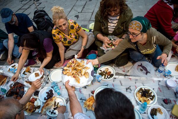 Мусульмане на площади Таксим в Стамбуле в первый день Священного месяца Рамадан