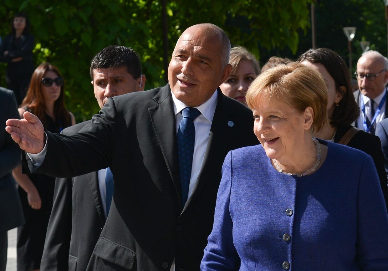 Премьер-министр Болгарии Бойко Борисов и канцлер Германии Ангела Меркель перед саммитом ЕС в Софии. 17 мая 2018