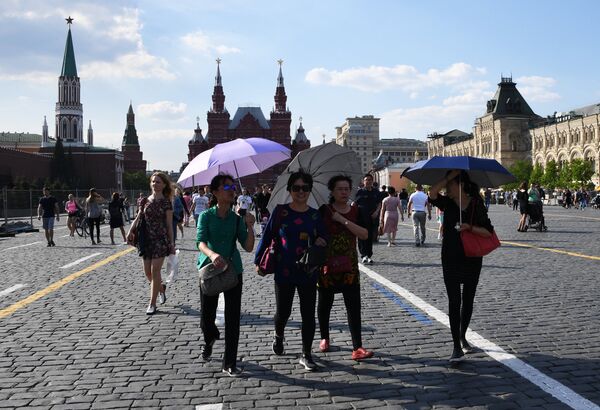 Туристы гуляют на Красной площади в Москве Туристы гуляют на Красной площади в Москве