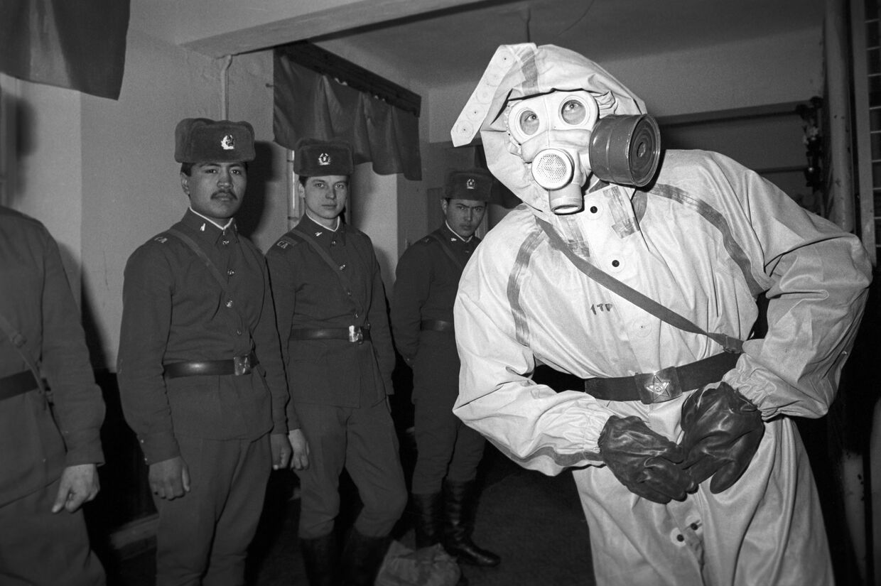 Солдаты Вильнюсского гарнизона, расположенного в Северном городке, во время учений, готовящих к ведению боевых действий в условиях ядерной, химической и бактериологической войны