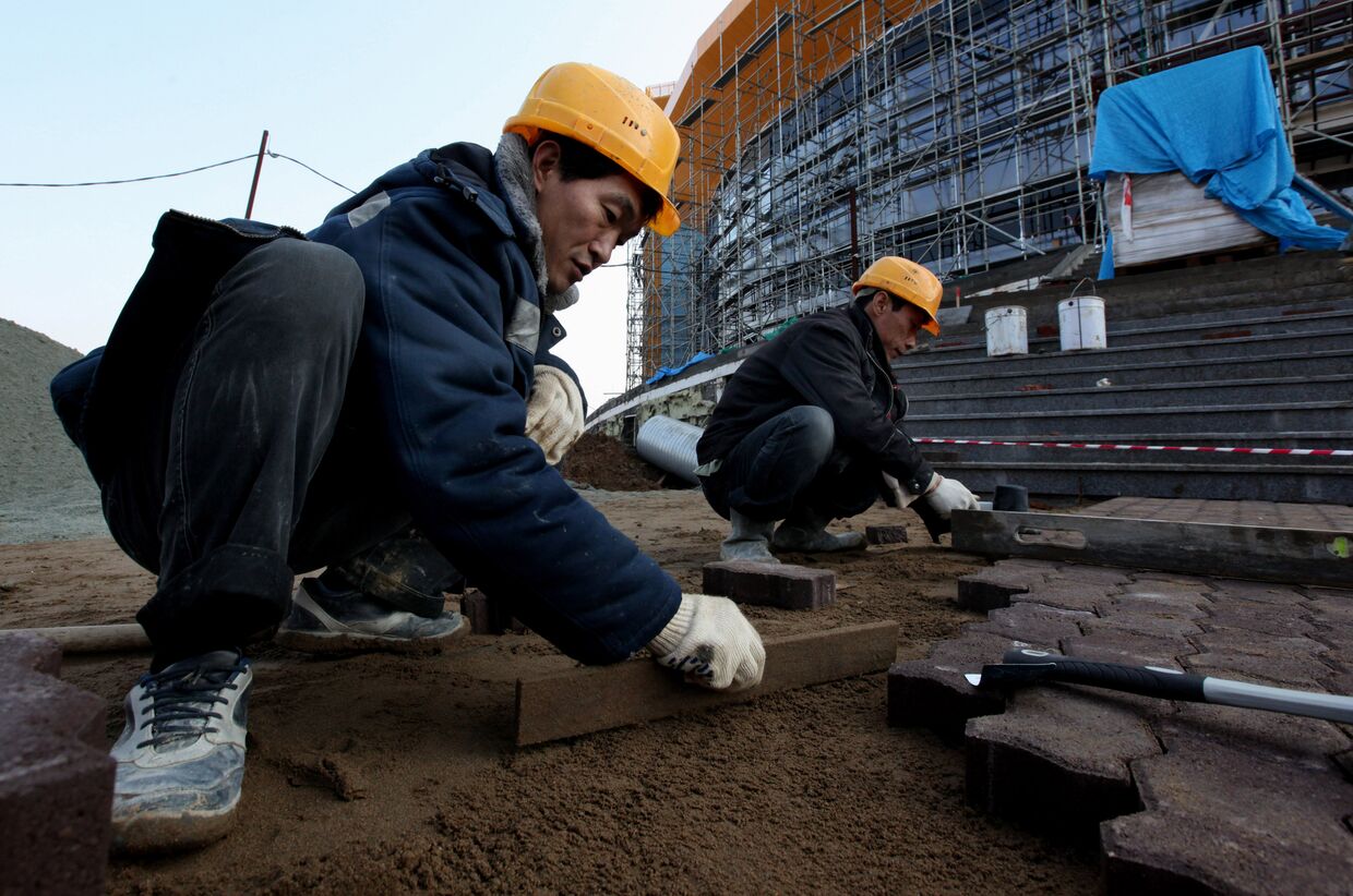 Рабочие из КНДР на строительстве в России