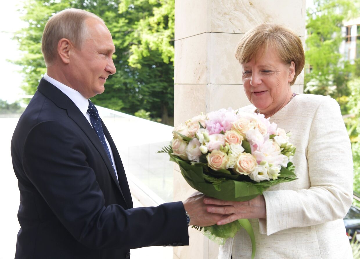 Президент РФ Владимир Путин и федеральный канцлер ФРГ Ангела Меркель во время встречи в Сочи. 18 мая 2017