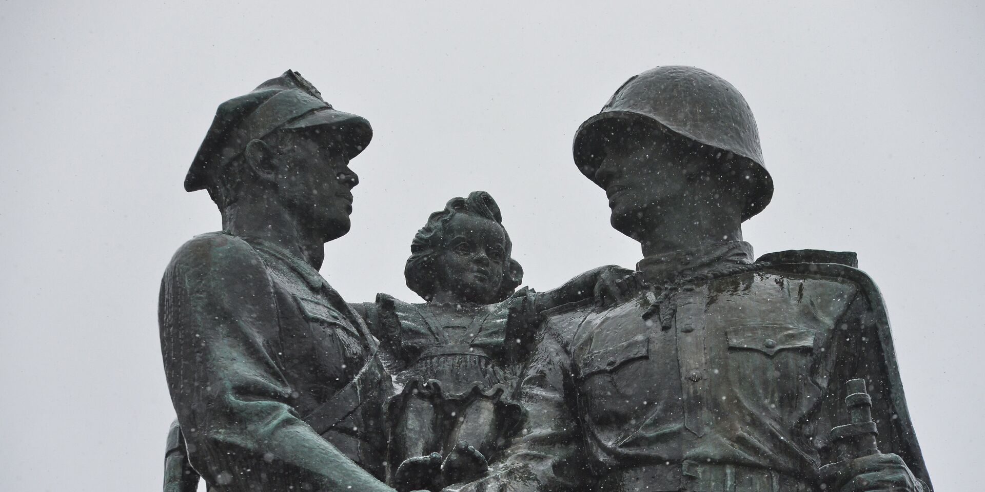 Памятник советско-польскому братству по оружию в центре города Легница - ИноСМИ, 1920, 07.03.2024