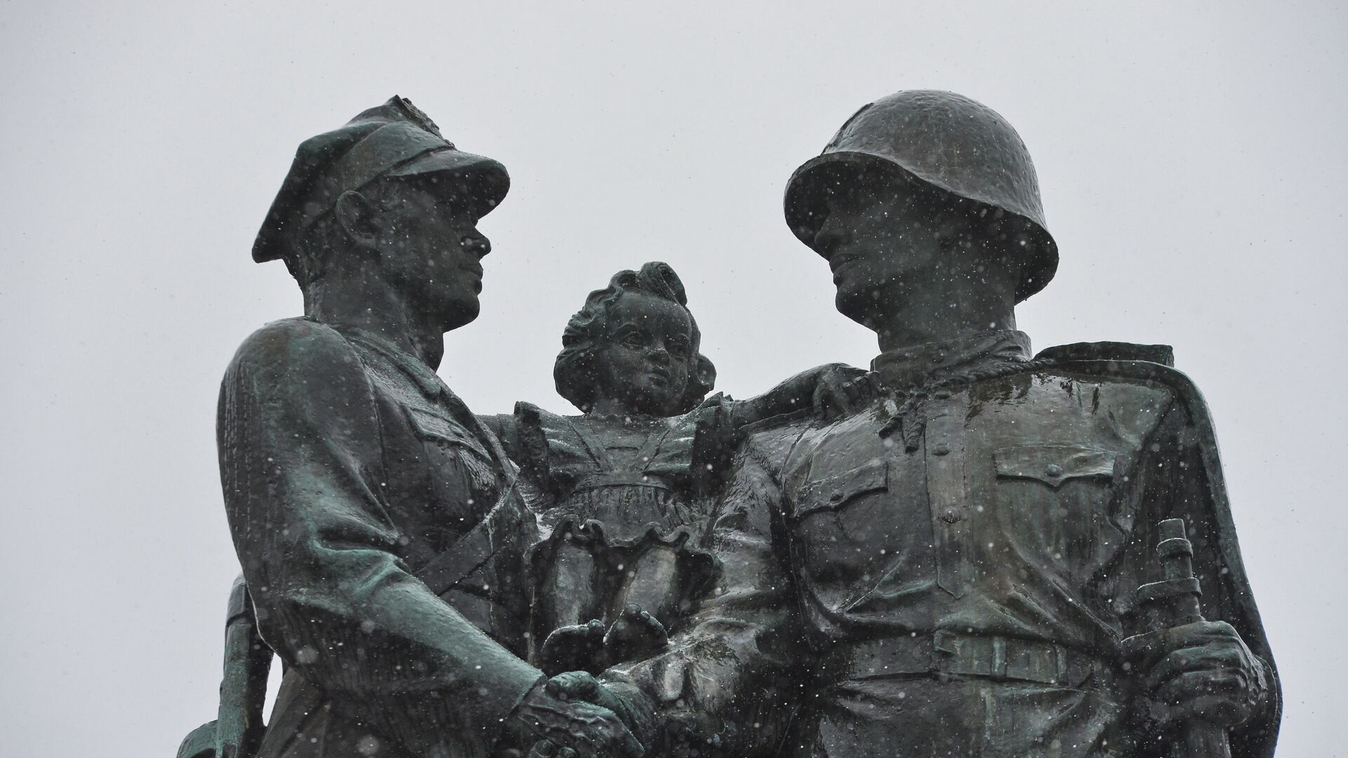 Памятник советско-польскому братству по оружию в центре города Легница - ИноСМИ, 1920, 09.10.2018