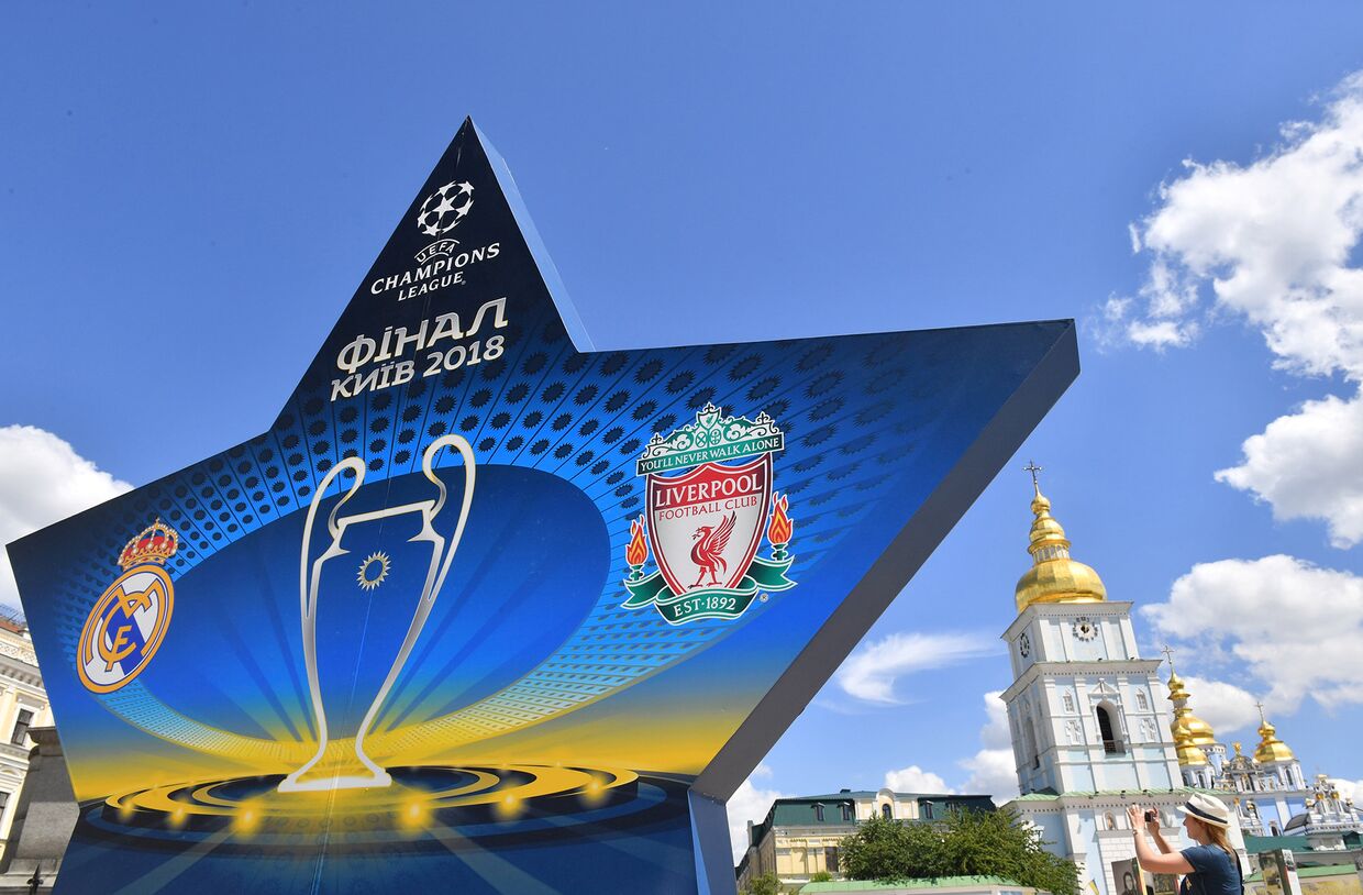 Символика Лиги Чемпионов УЕФА на площади Независимости в Киеве.