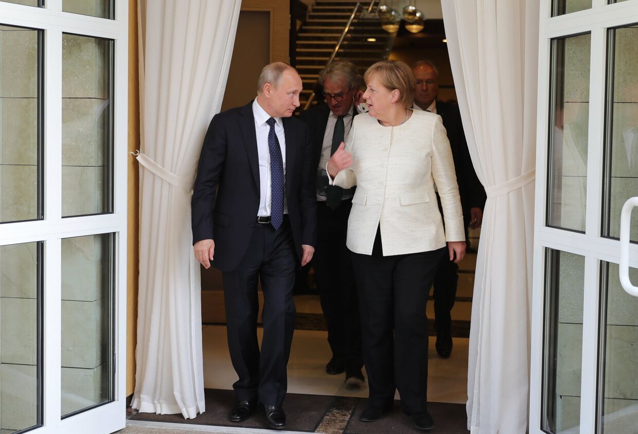 Президент РФ Владимир Путин и федеральный канцлер ФРГ Ангела Меркель после переговоров в Сочи. 18 мая 2018