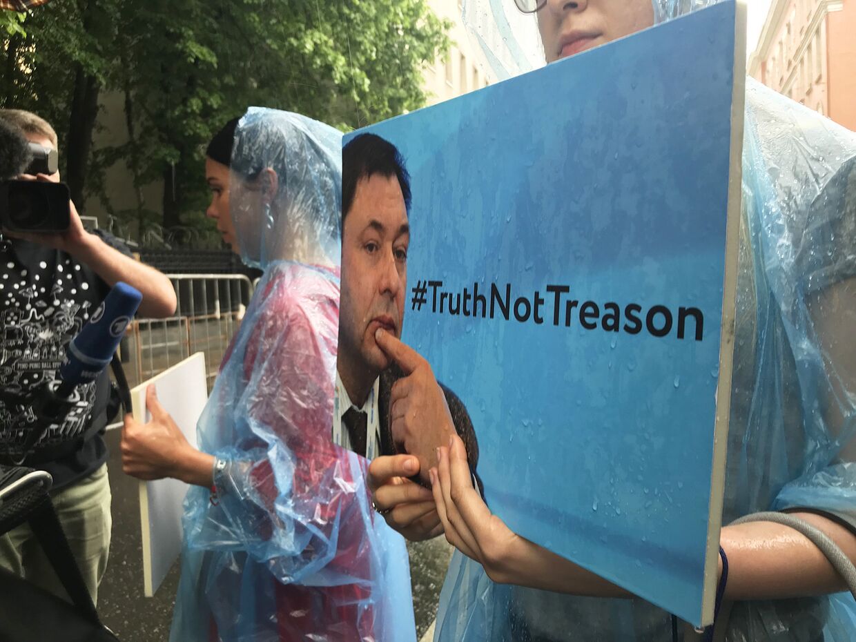Участники акции у здания посольства Украины в Москве в поддержку журналиста Кирилла Вышинского