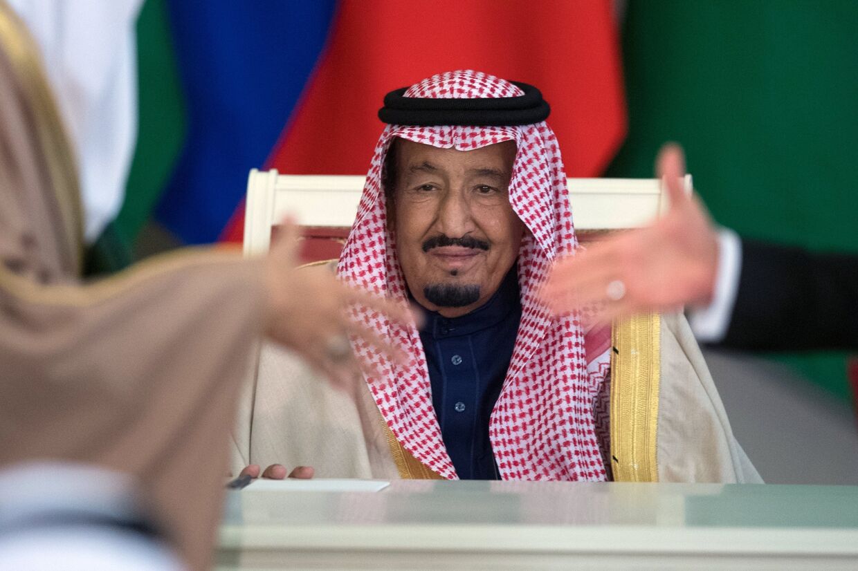 Король Саудовской Аравии Сальман Бен Абдель Азиз Аль Сауд на церемонии подписания документов по итогам российско-саудовских переговоров