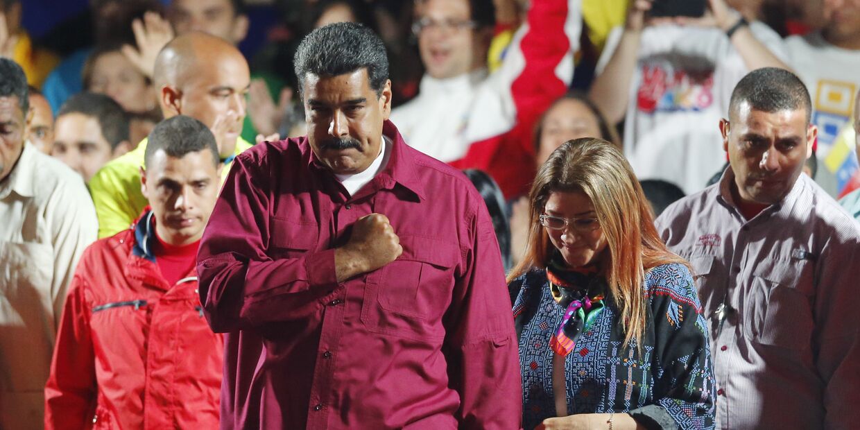 Президент Венесуэлы Николас Мадуро со своими сторонниками в Каракасе