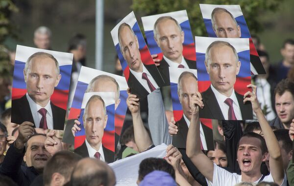 Жители Белграда с портретами президента России Владимира Путина Жители Белграда с портретами президента России Владимира Путина