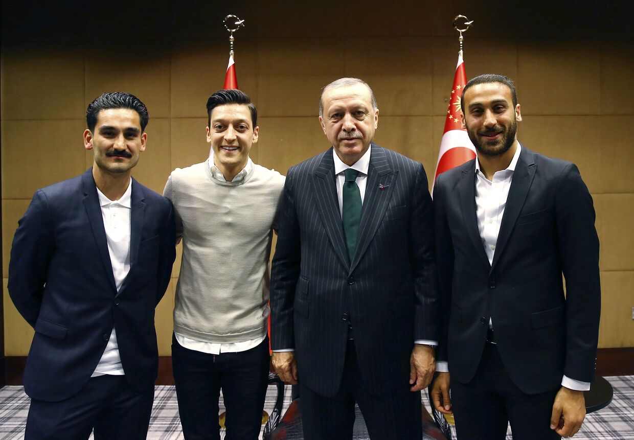 Президент Турции Реджеп Тайип Эрдоган с турецкими футболистами в Лондоне