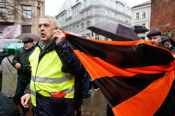 Лидер Штаба защиты русских школ Александр Гапоненко на Марше разгневанных родителей в Риге Лидер Штаба защиты русских школ Александр Гапоненко на Марше разгневанных родителей в Риге