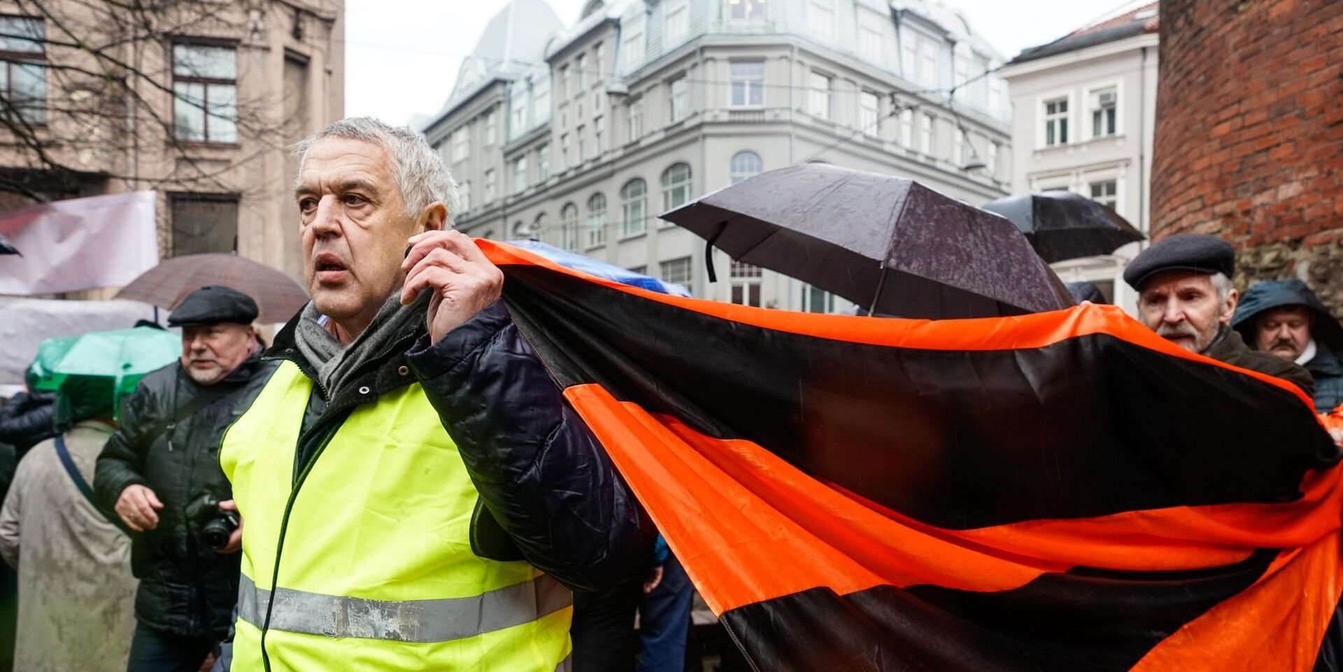 Лидер Штаба защиты русских школ Александр Гапоненко на Марше разгневанных родителей в Риге - ИноСМИ, 1920, 22.08.2025