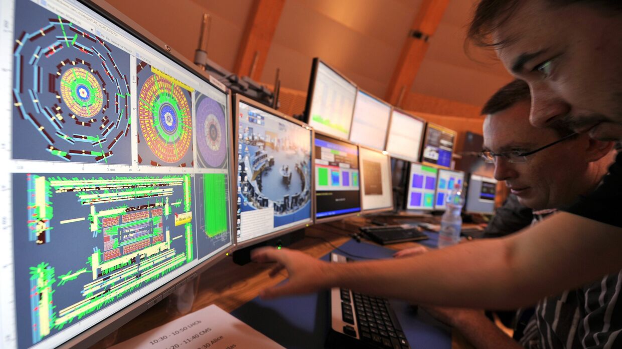 10 сентября 2008. Физики в ЦЕРН, Швейцария, проводят эксперимент на Большом адронном коллайдере
