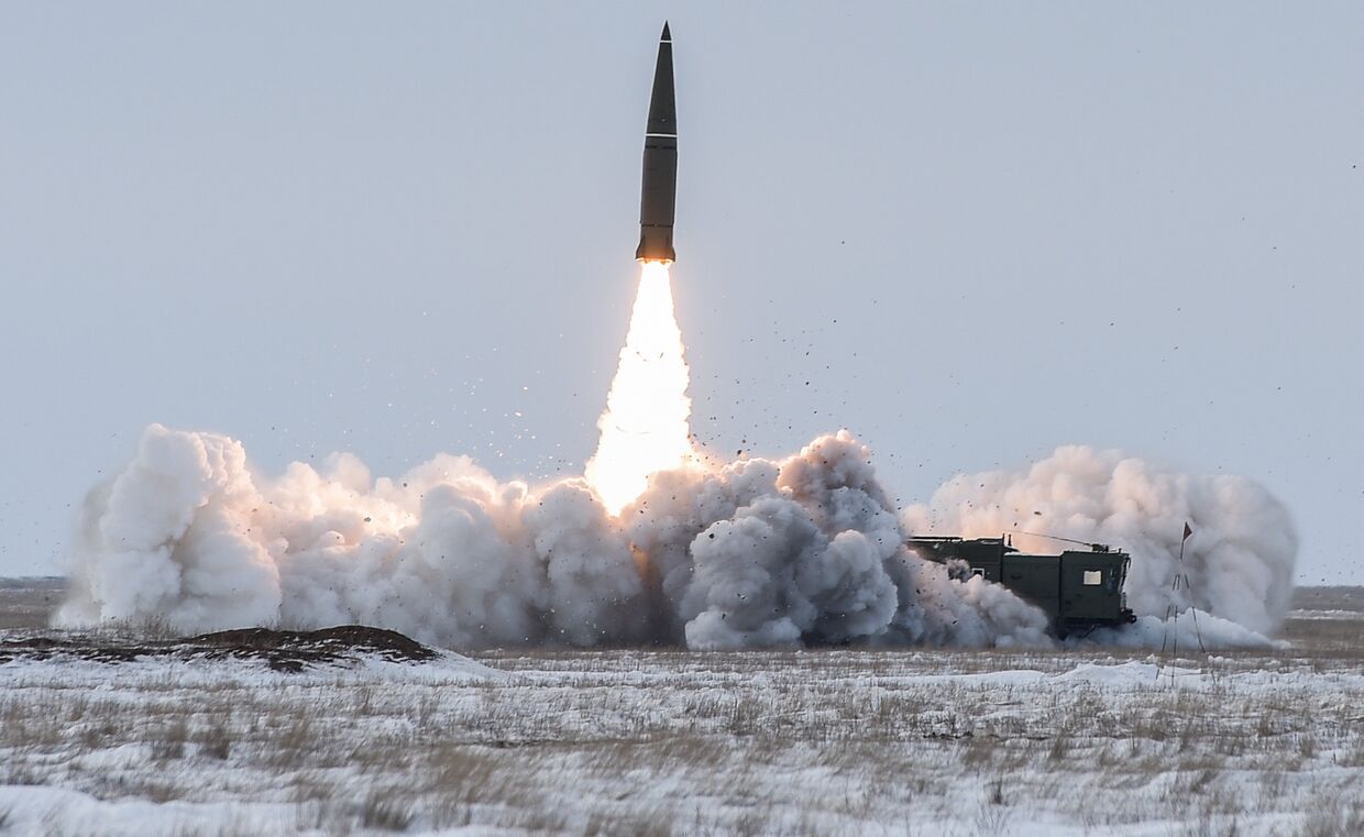 Пуск баллистической ракеты оперативно-тактического ракетного комплекса Искандер-М