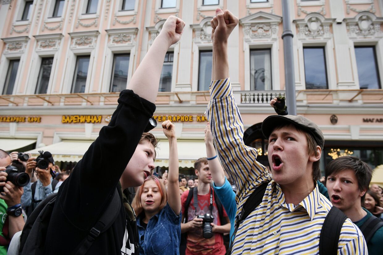 Молодые люди на Тверской улице в Москве во время несанкционированной акции. 12 июня 2017