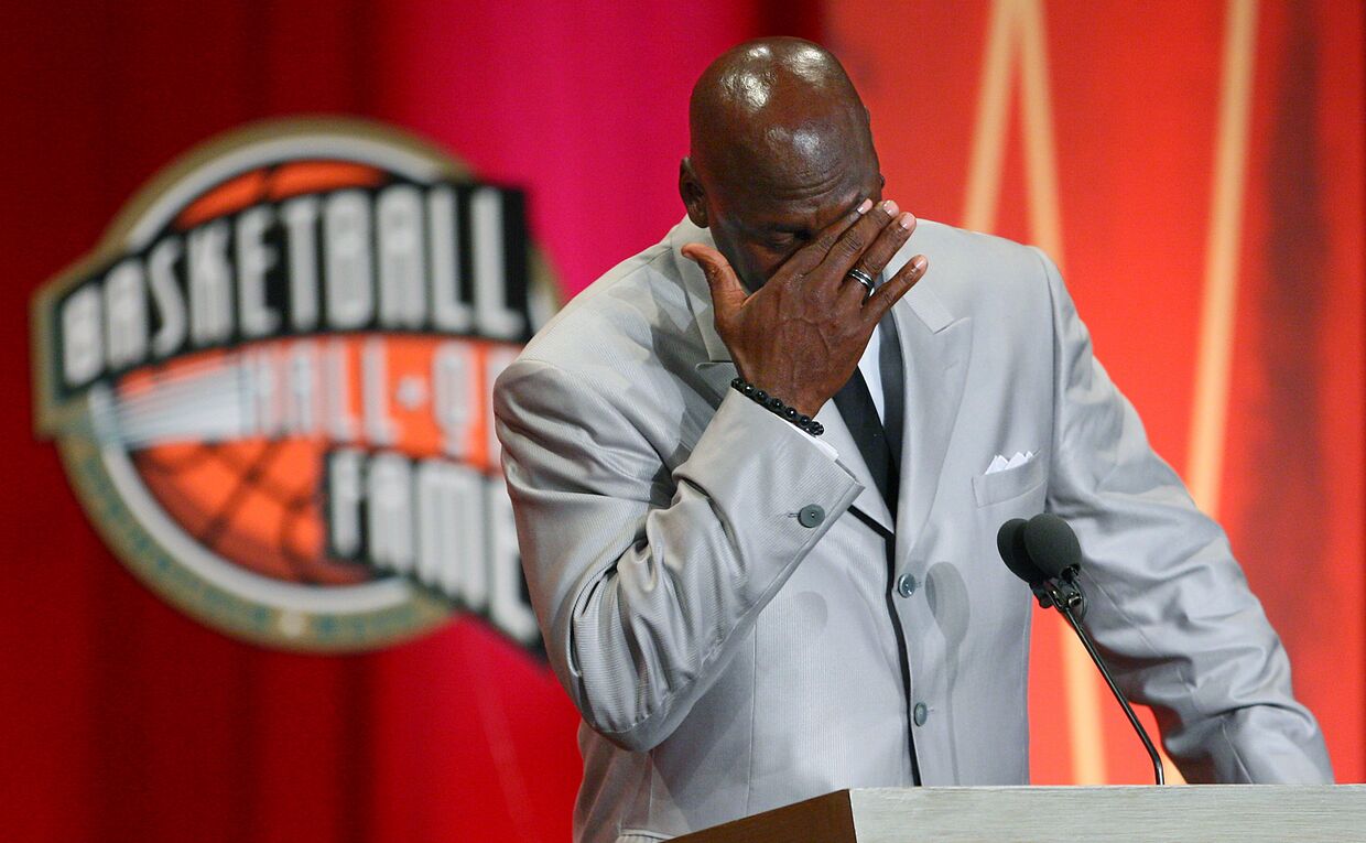 Майкл Джордан не может сдержать эмоции во время церемонии в Зале славы баскетбола имени Нейсмита в Спрингфилде, США