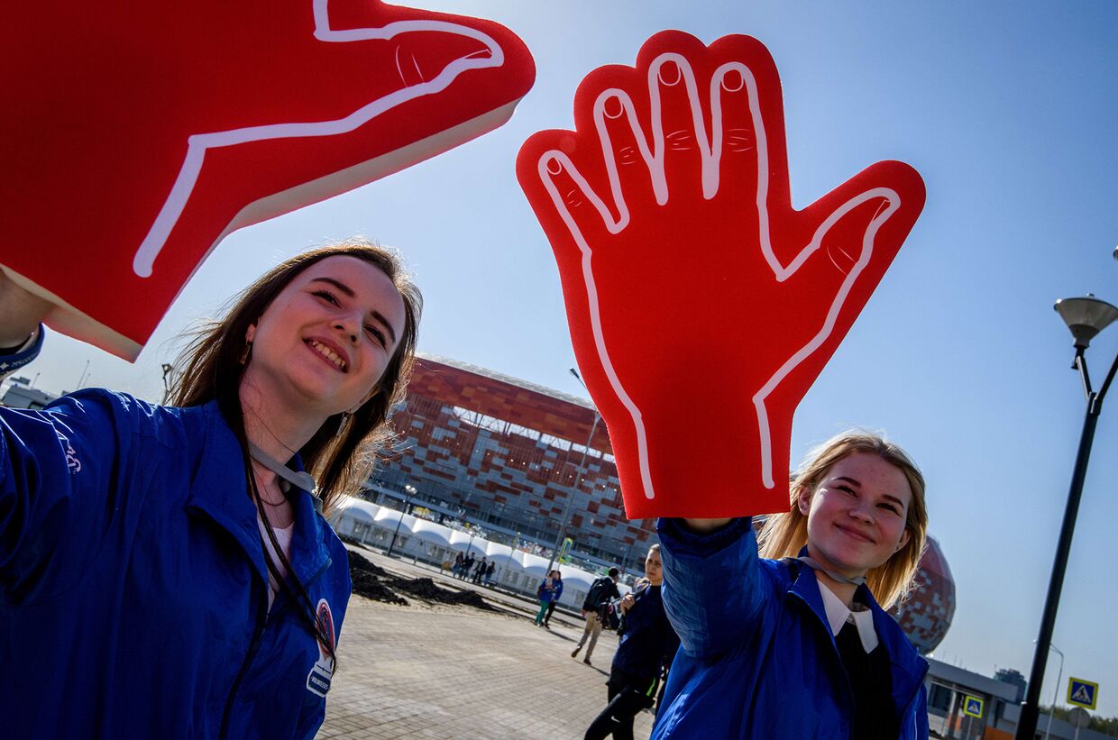 Волонтеры приветствуют болельщиков возле стадиона «Мордовия Арена» в Саранске