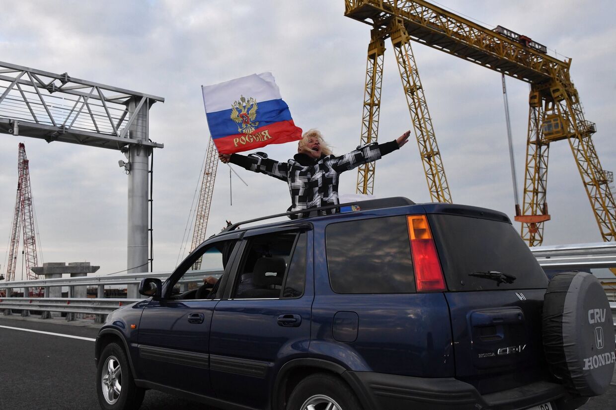 Автомобилист едет по автодорожной части Крымского моста. 16 мая 2018