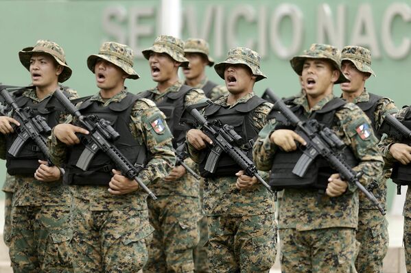 Солдаты панамской пограничной службы во время церемонии смены командования в Панаме