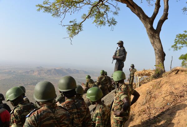 Солдаты камерунской армии патрулируют территорию возле села Мабасс