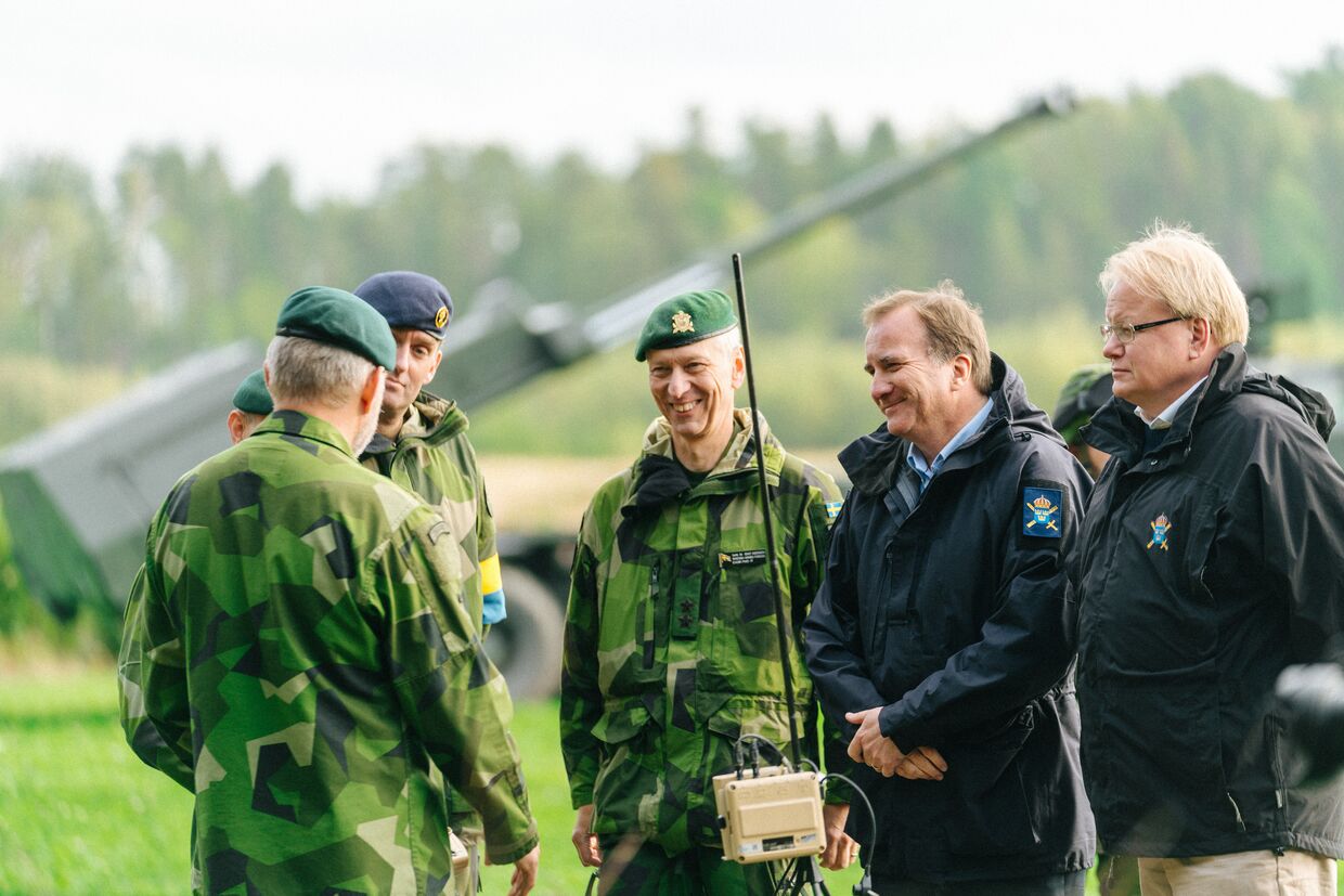 Премьер-министр Швеции Стефан Лёвен и министр обороны Петер Хультквист на военных учениях