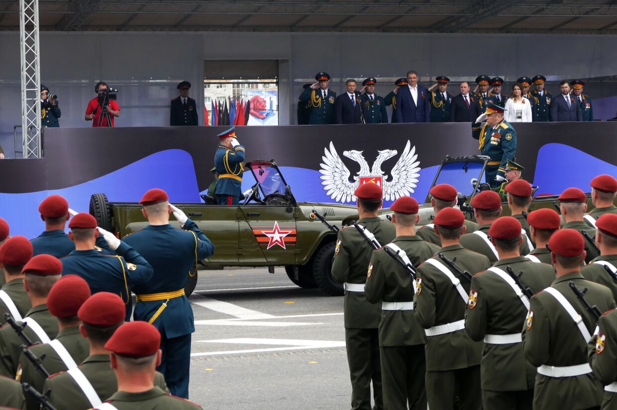 Военнослужащие на военном параде в Донецке, посвященном 73-й годовщине Победы в Великой Отечественной войне