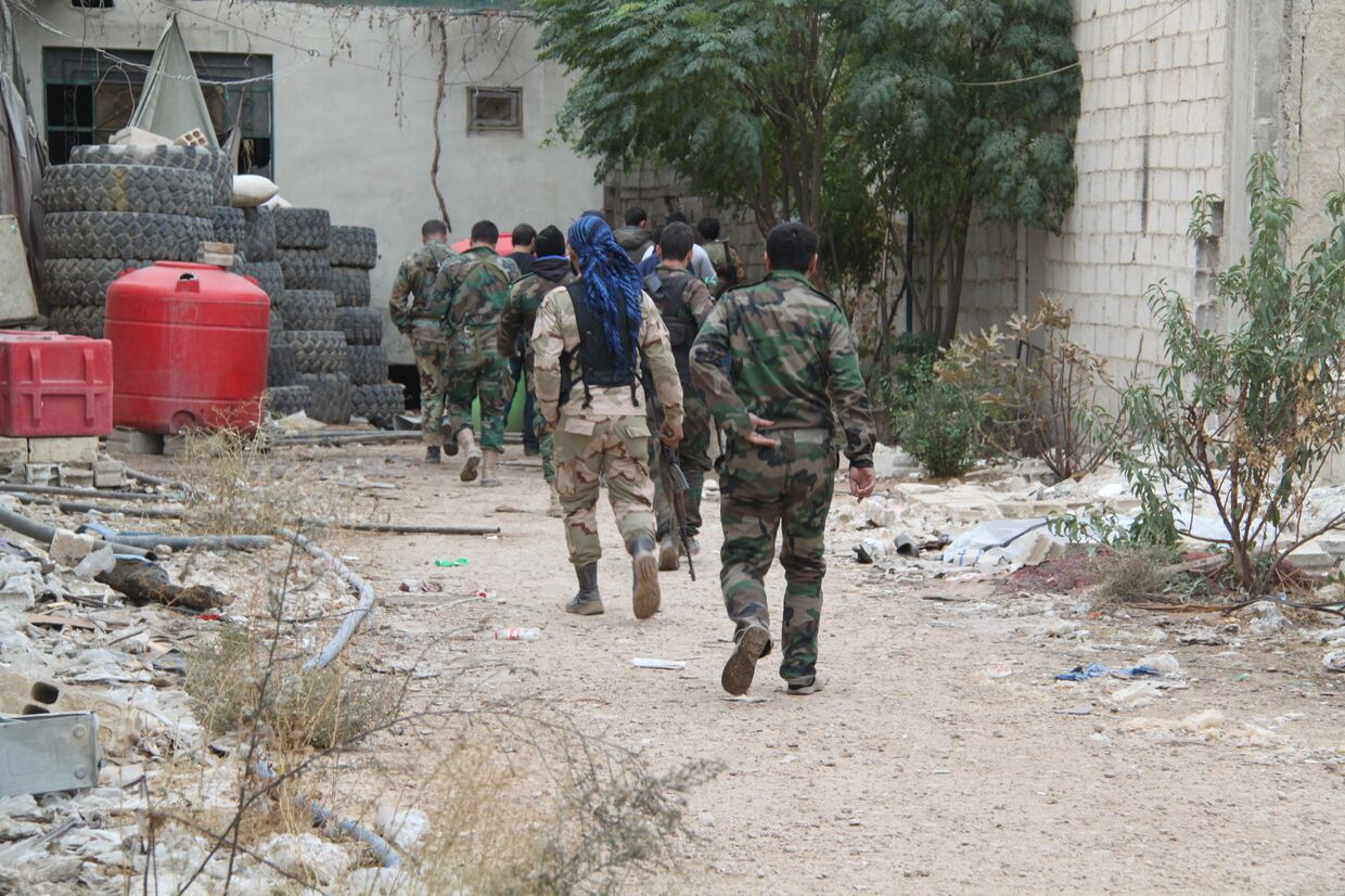 Сирийские солдаты проводят спецоперацию в городе Дарайя в пригороде Дамаска