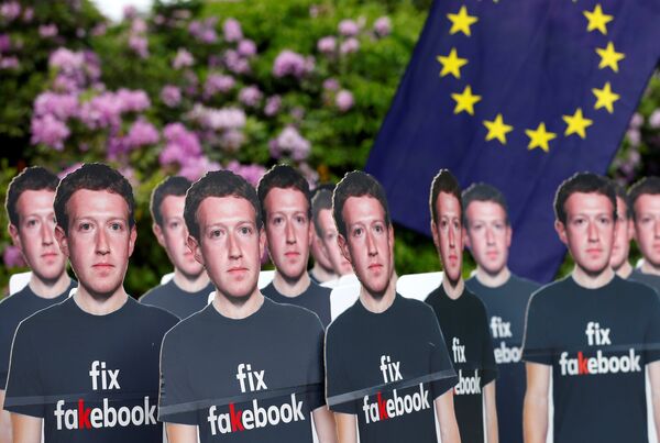 Акция протеста во время встречи генерального директора Facebook Марка Цукерберга и лидеров Европейского парламента в Брюсселе